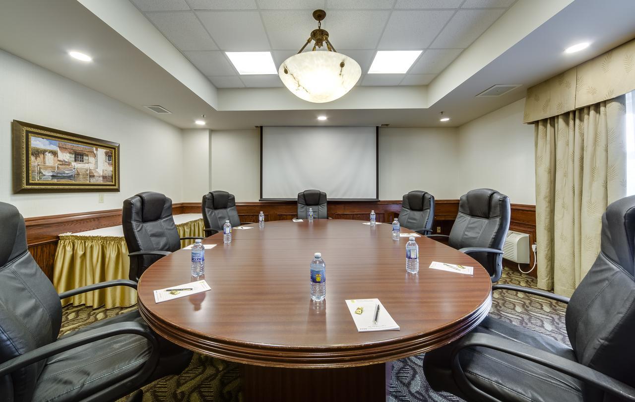 Monte Carlo Inn Vaughan Suites Екстер'єр фото